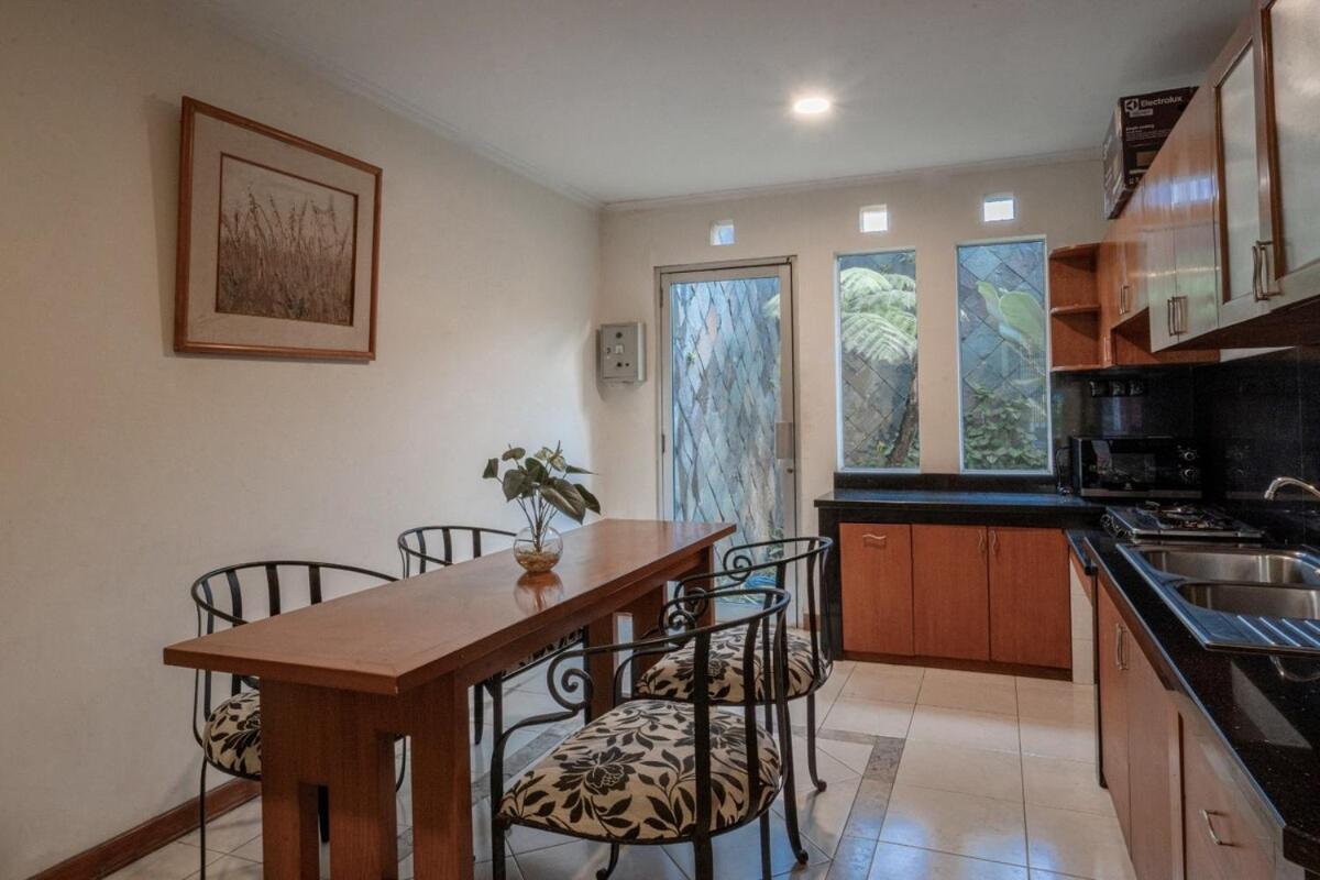 Pasteur Beautiful Luxury Home Bandung Buitenkant foto